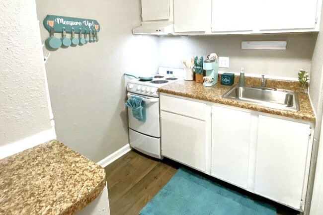 Bentwood Apartments