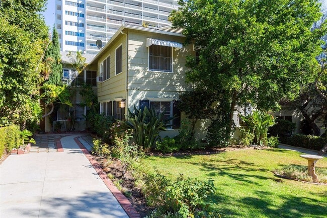 Building Photo - LOCATION LOCATION LOCATION Unit 3