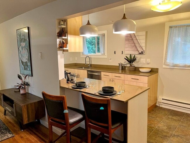 Cocina con zona de bar para invitados - 22418 77th Ave W Unidad Entire Home