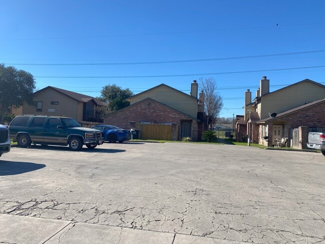 Building Photo - 10621 Starcrest Dr