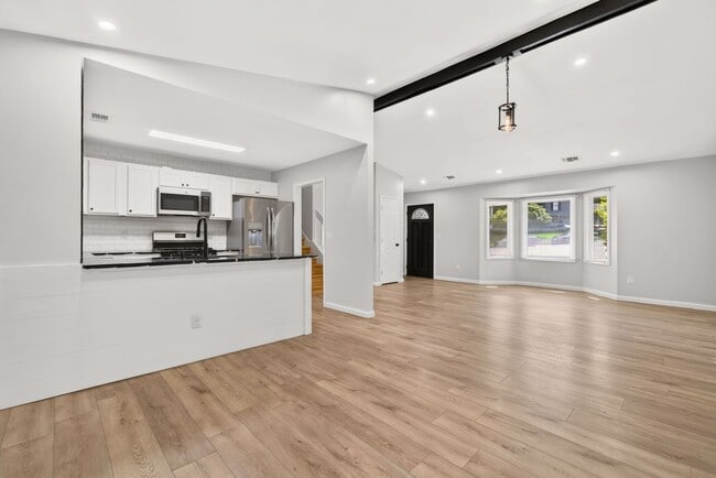Building Photo - Renovated 3 bed/2 bath in Lithonia!