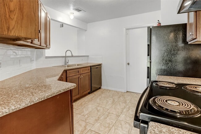 Photo - 5211 Lynngate Dr House