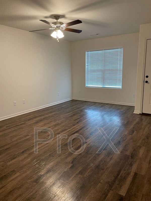 Photo - 731 N Oak St