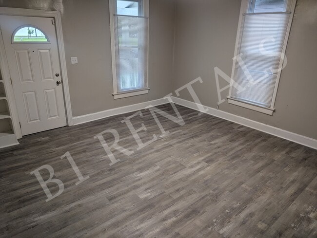 Photo - 615 N Blish St