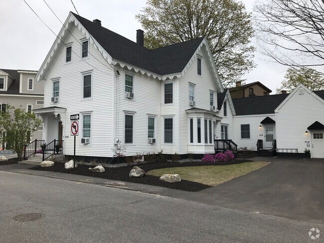 Building Photo - Gorgeous Downtown Brunswick 4+ Bedroom House