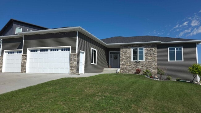 Building Photo - Incredible Home with Great Views in NW Bis...