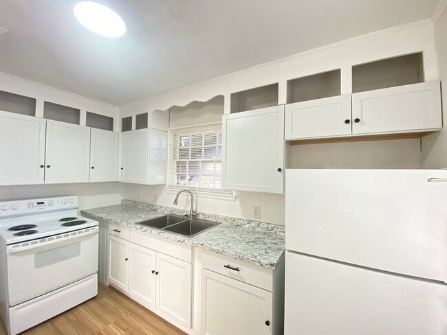 Building Photo - 118 Locust St Unit D