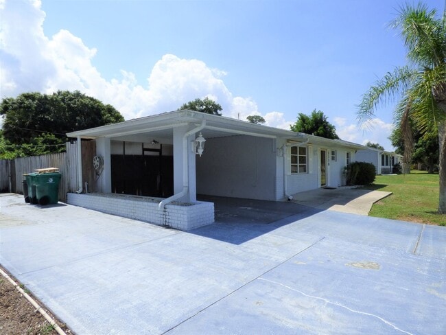 Photo - Port Charlotte 2-bedroom 1-bathroom home, convenient to shopping and schools