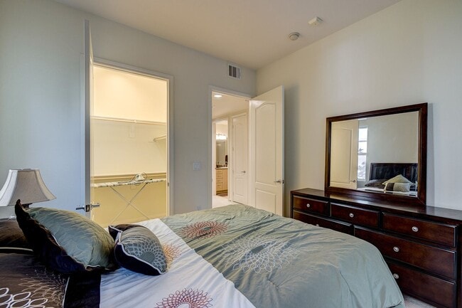 Building Photo - STUNNING 3 BEDROOM 2 FULL BATH FIRST FLOOR... Rental