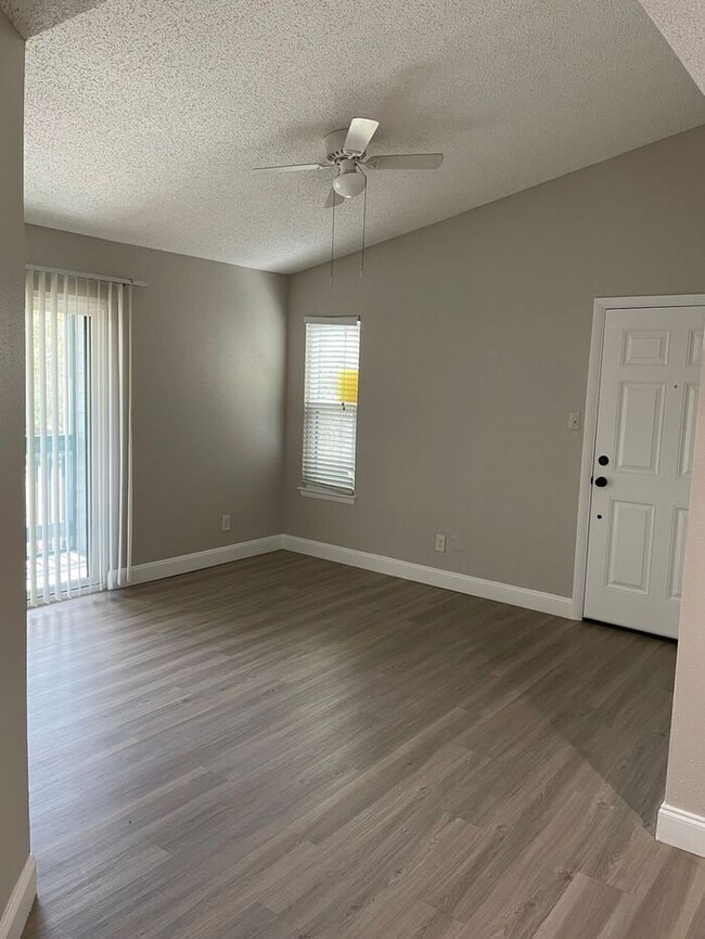 Photo - Wonderful 2/1 Condo - ** Move in Special HALF off your first months rent** Available Now !