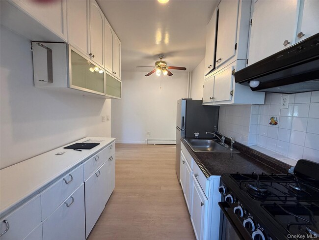 Building Photo - 25-12 14th Pl Unit 1