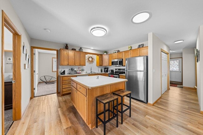 Building Photo - 433 Sarah Cir