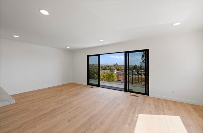 Photo - 3 Bed 2 Bath Townhouse For Rent in Pacific Beach.