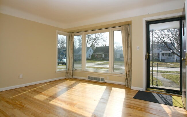 Photo - 233 De Villen Ave