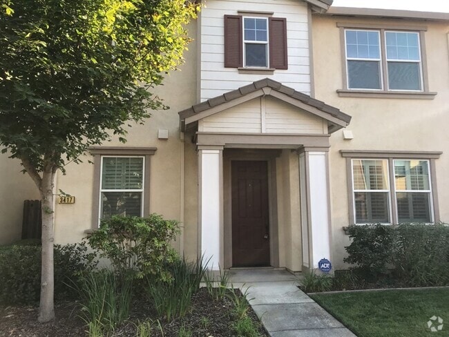 Building Photo - Beautiful East Davis home available Septem...
