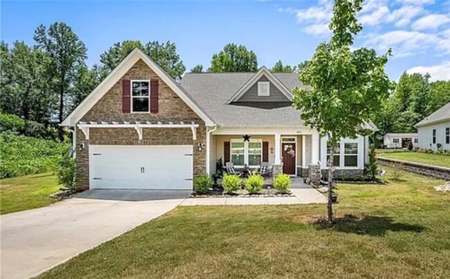 Building Photo - 490 Twin View Dr