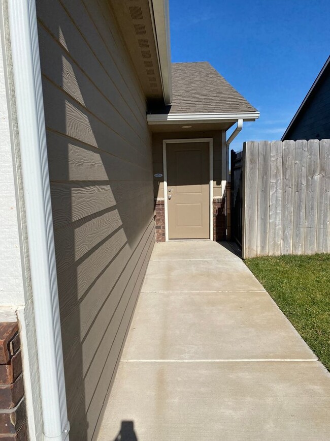 Building Photo - 412 S Longbranch Dr