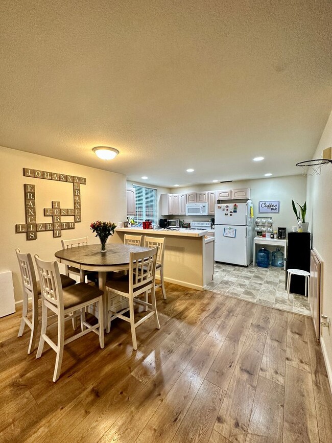 Davis - Centrally Located Home - Davis - Centrally Located Home