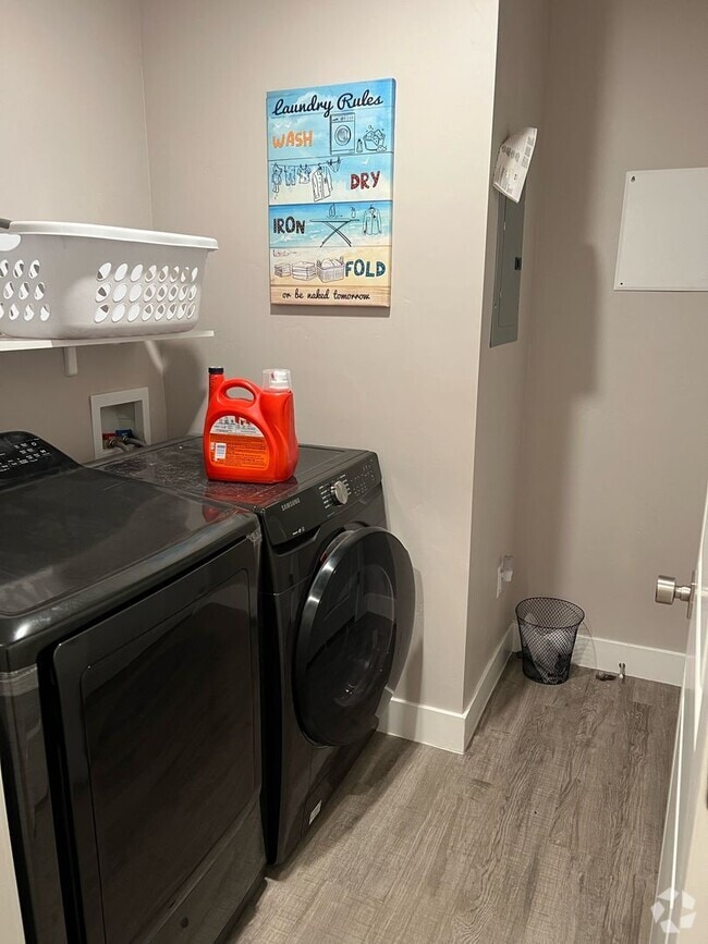 Building Photo - Spacious Townhome