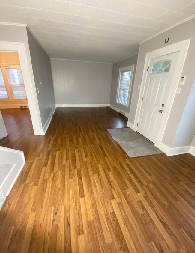 Living room (unfurnished) - 541 Tompkins St