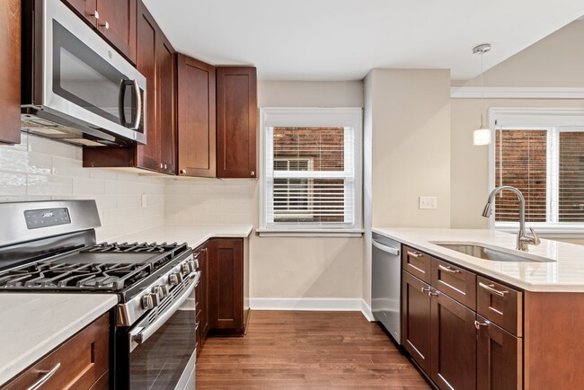 Dream Kitchen! - 1802 E Long St Unit D