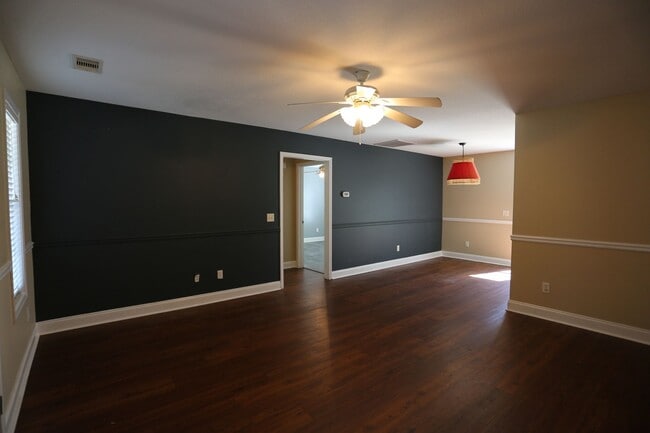 Photo - 3 Bedroom House close to Town!