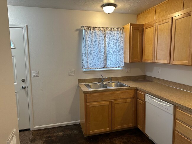 Photo - MOVE IN SPECIAL! 3 bedroom 2 1/2 bathroom ... House