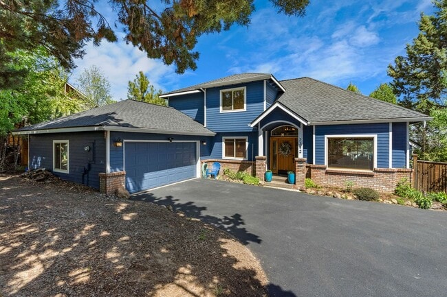 Beautiful bright home with large yard, fin... - Beautiful bright home with large yard, fin...