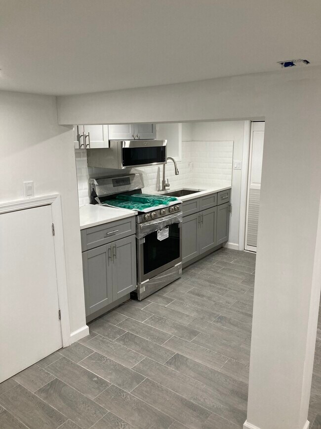 All new stainless steel appliances - 98 Pine Grove Ter House