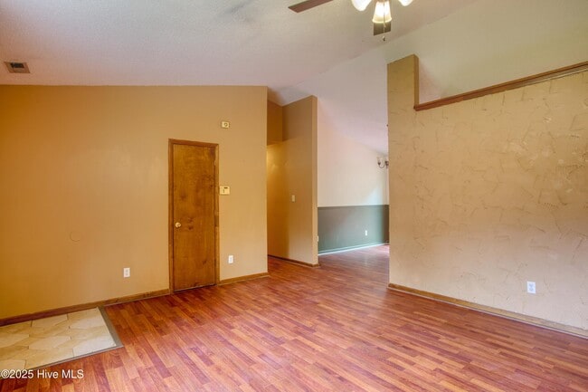 Photo - 303 Sedgefield Ct