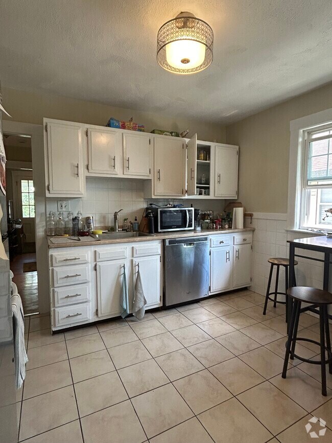 Building Photo - 60 Litchfield St Unit 2 Rental