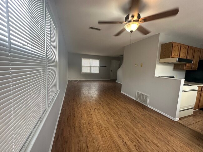 Photo - 605 S Main St