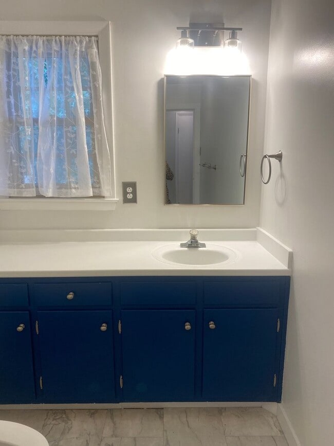 Photo - 3 bedrooms 2 baths, Split Level in the loc...