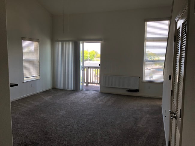 Vista de la sala de estar desde la puerta frontal - 1804 Mission St