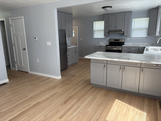 Building Photo - 1095 3rd St