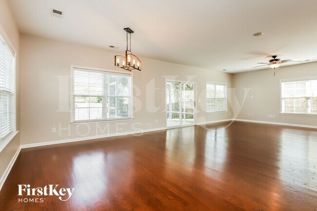 Photo - 328 Drayton Pl Dr