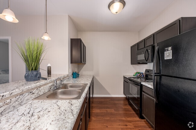 2BR, 2BA - 771SF - Kitchen - The Annex of Terre Haute