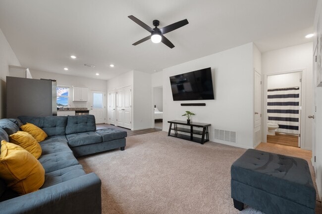 121 Comancheros Rd Unit Room 1