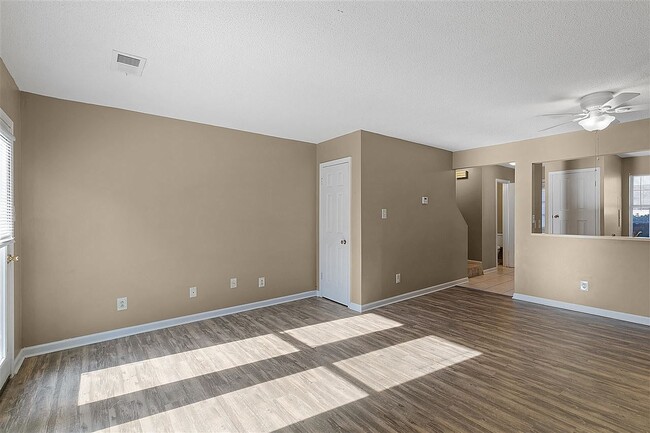 Photo - 725 Walker Rd