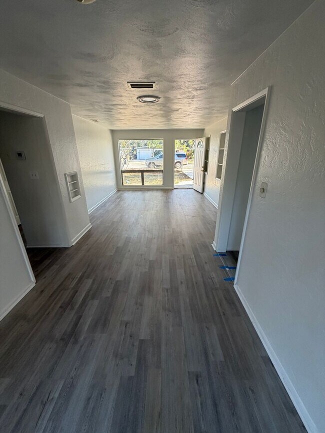 Photo - 760 Greenway Pl