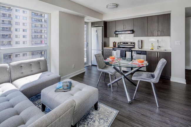 Photo - 561 Sherbourne