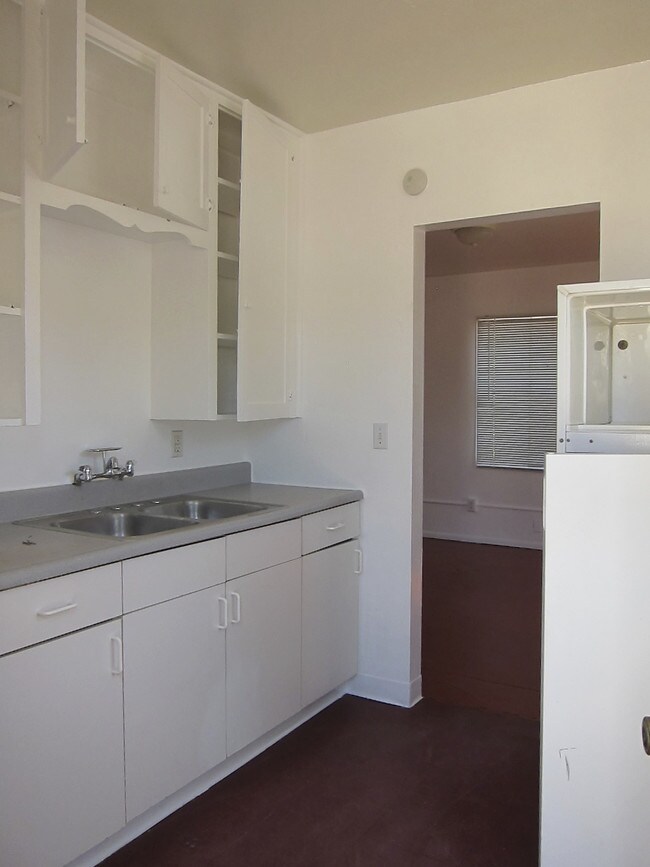 Kitchen - 1103 E Adams St