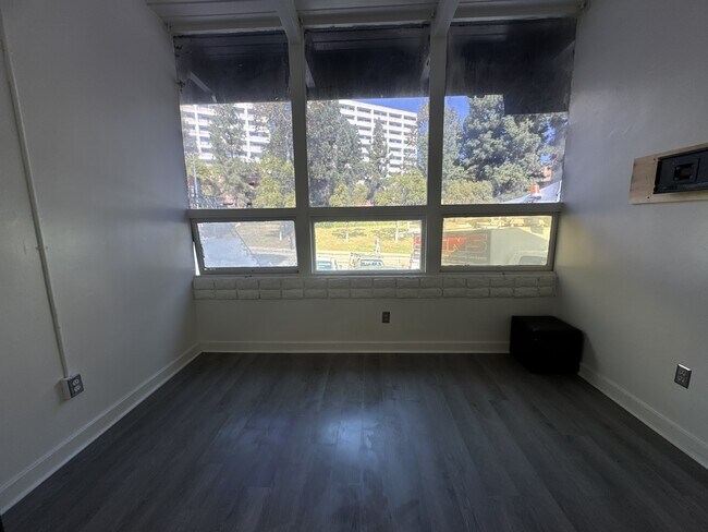 Photo - 547 Gayley Ave