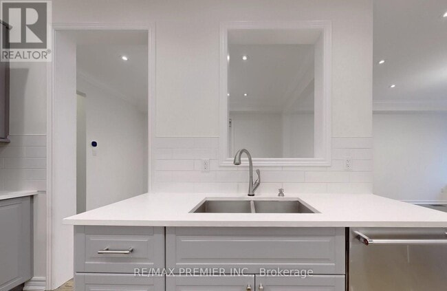 Photo - 422 Lady Nadia Dr