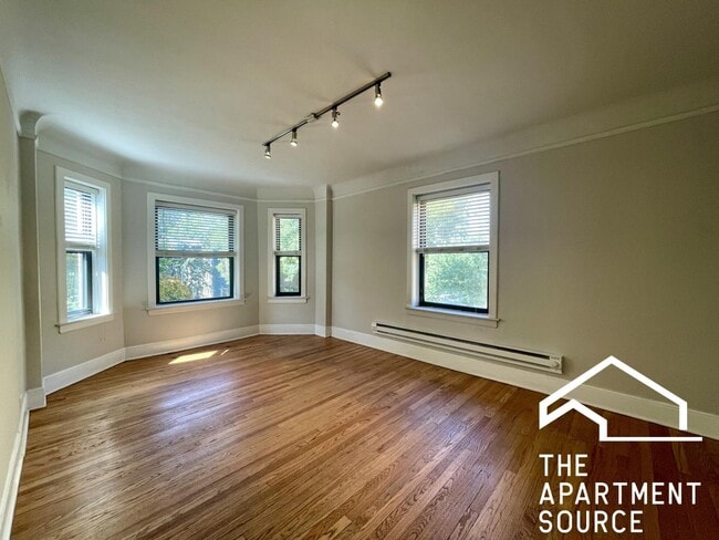 Building Photo - 2331 N Rockwell St Unit 2