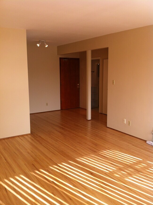 Photo - Macdonald Manor - 1BR 1BA