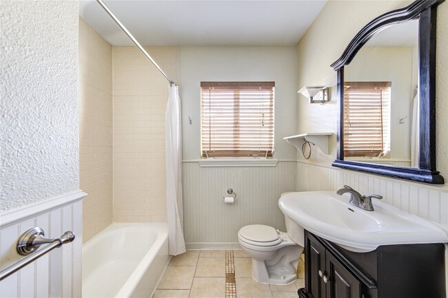 Building Photo - 3930 Drake St