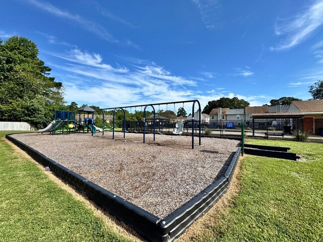 Photo - Glenleigh 1st-time Rental! Pet-Friendly, End-Unit Townhome, Cul-De-Sac with HUGE fenced backyard!