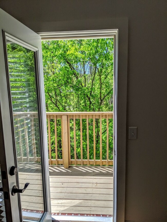 Building Photo - Beautiful, Spacious Townhome in Central Location - Popular Floor Plan