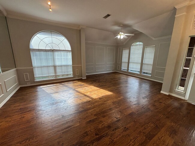 Photo - 2921 Meadow Glen Dr